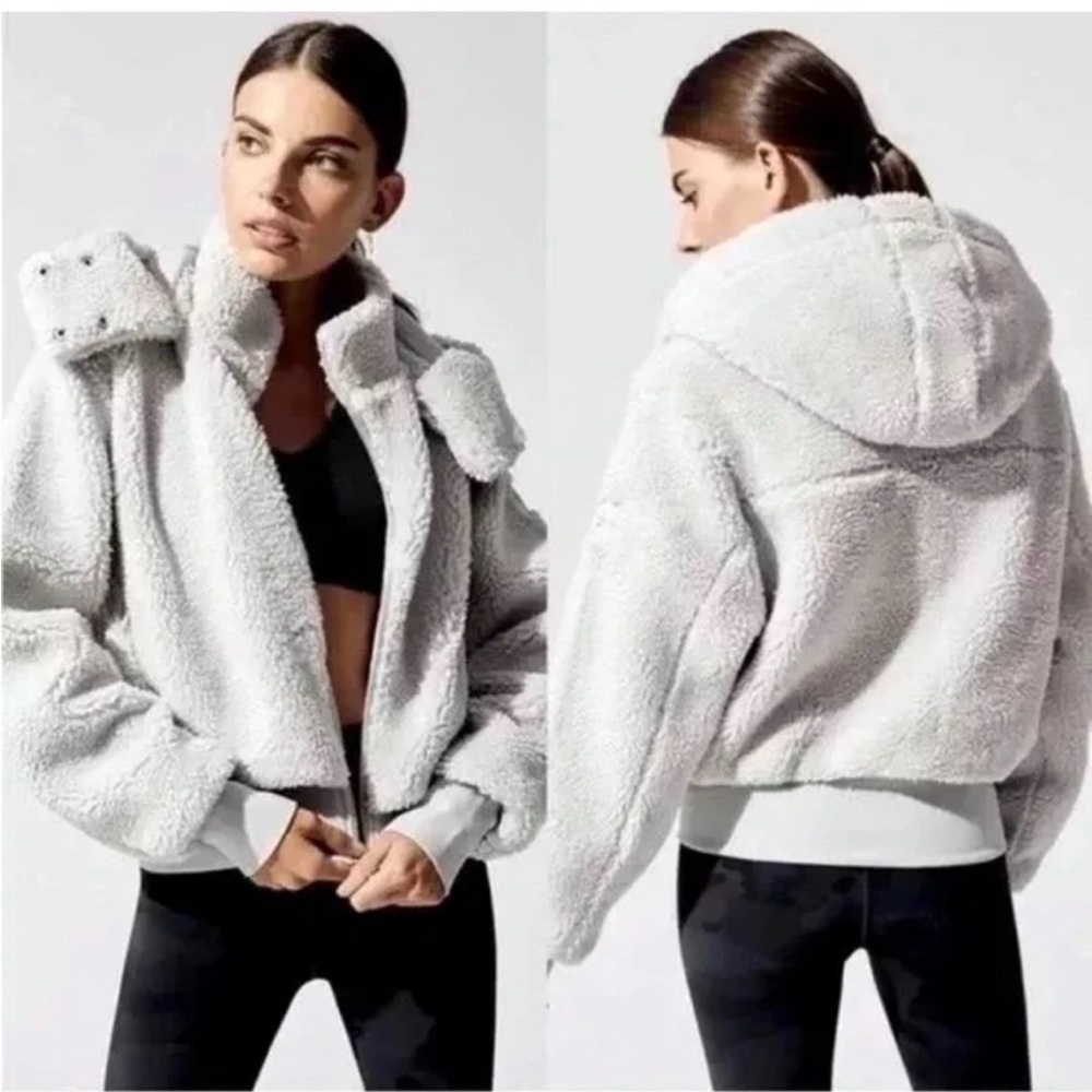 ALO Yoga Foxy Sherpa in soft grey